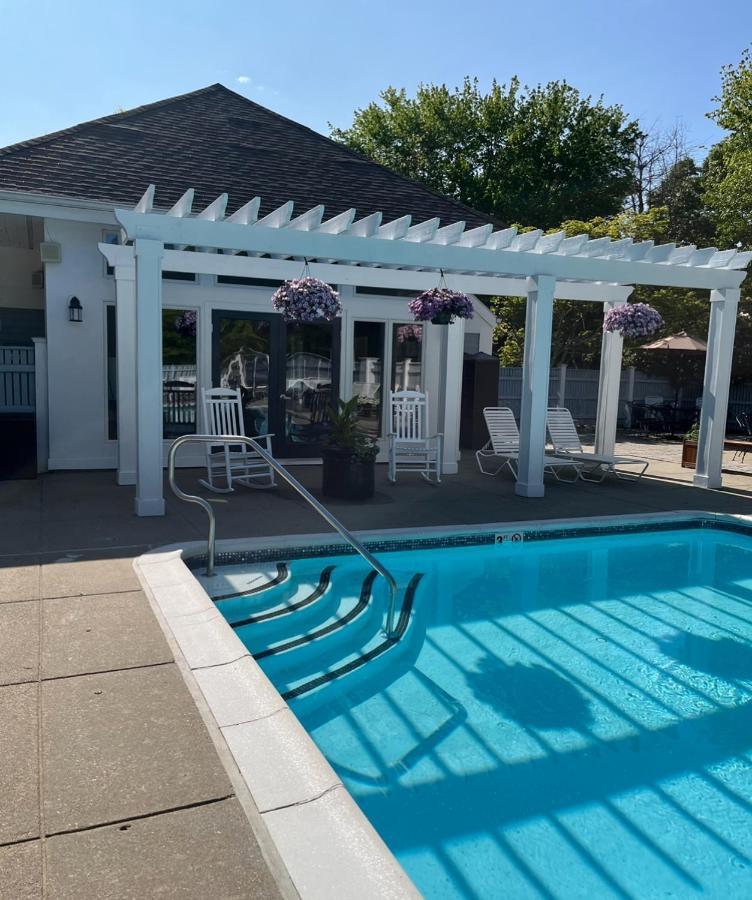 Getaway Villa- 3 Mins To Mohegan- Fully Stocked With Two Full Beds & Fireplace- Jacuzzi, Saltwater Pools, Sauna Norwich Exteriör bild