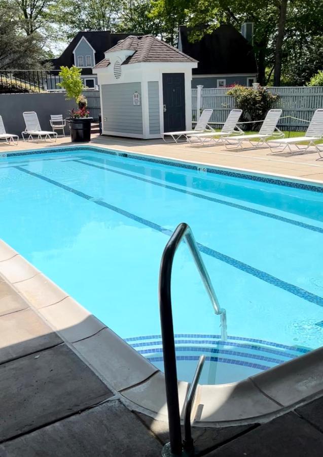 Getaway Villa- 3 Mins To Mohegan- Fully Stocked With Two Full Beds & Fireplace- Jacuzzi, Saltwater Pools, Sauna Norwich Exteriör bild